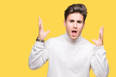 Genç yakışıklı adam izole arka plan üzerinde kazak giyen balıkçı, deli ve silah ile başarı için çılgın kutluyor ve kapalı gözleri heyecanlı çığlık kaldırdı. Kazanan kavramı