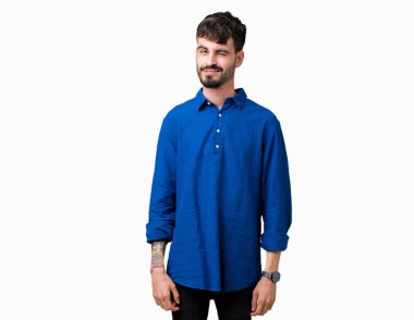 Genç yakışıklı adam seksi bir ifadeyle, neşeli ve mutlu yüzünü kameraya bakarak göz kırpıyor izole arka plan üzerinde.