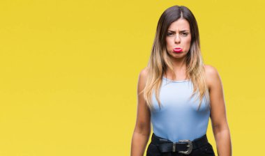 Kızgın ve korkmuş ağlıyor genç güzel şık iş kadını depresif izole arka plan ve sıkıntı, endişe içinde. Üzgün ifade.