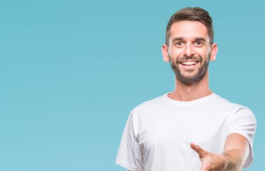 Yakışıklı delikanlı olarak tebrik ve konuksever dost sunan karşılıklı gülümseyen izole arka plan üzerinde. Başarılı iş.