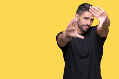 İzole genç yakışıklı adam arka plan kullanarak el avuç içi ve parmaklar, kamera perspektif çerçevesini yapıyor gülen