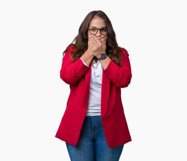 Artı boyutu genç iş kadını güzel üzerinde şık ceket ve gözlük takıyor arka plan ağız hata için elleriyle kapsayan şok izole. Gizli kavramı.