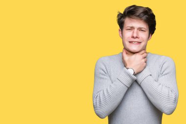 Üzerinde kış kazak giyen genç yakışıklı adam arka plan bağırarak izole ve çünkü boğmak acı kendi ellerimle öldürürüm. Sağlık sorunu. Yaralarından ve intihar kavramı.