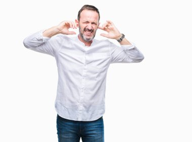 Orta yaş parmak yüksek sesle müzik gürültü rahatsız ifade ile kulaklarıyla kapsayan izole arka plan üzerinde ağarmış komuta sizde. Sağır kavramı.