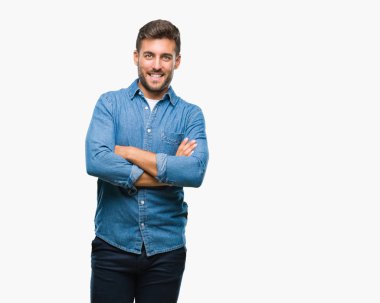 İzole arka plan mutlu yüz çapraz silah kameraya bakarak ile gülümseyen genç yakışıklı adam. Olumlu bir kişi.