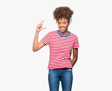 Güzel genç Afro-Amerikan kadın izole arka plan gülümseyen ve süre seyir ve kamera boyutu işaret parmaklarıyla yapıyor el ile kendine güvenen el hareketi yüzünden. Ölçü kavramı.