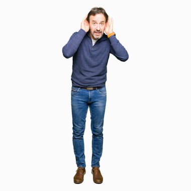 Orta yaş yakışıklı adam kulak jest, dedikodu için meraklı her iki ellerde dinliyoruz bir kazak giyiyor. İşitme sorunu, sağır