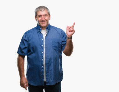 Kameraya bakarak yan el ve parmak ile işaret eden yakışıklı komuta sizde yüzünde kocaman bir gülümseme ile izole arka plan üzerinde.