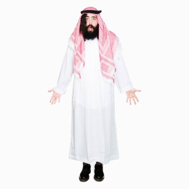 Şüpheci ve alaycı, Arap iş adamı geleneksel keffiyeh eşarp şok karşısında, uzun saçlı açık ağız ile şaşırttı