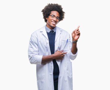 Yüzünde kocaman bir gülümseme ile izole arka plan Afro Amerikalı doktor bilim adamı adam kameraya bakarak yan el ve parmak ile işaret.
