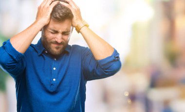 Yakışıklı delikanlı çünkü umutsuz ve stresli baş ağrısı acı izole arka plan üzerinde ağrı ve migren. Ellerini kafasına.