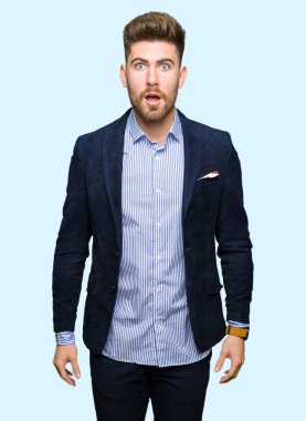 Genç yakışıklı bussines adam korkuyor ve sürpriz ifade, korku ve heyecan yüz ile şok.