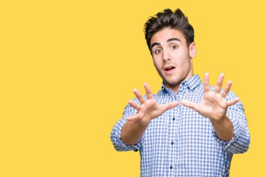 Şokta bağırarak genç yakışıklı iş adamı izole arka plan korkuyor ve dehşet korku ifade dur hareketi el ile ile üzerinden. Panik kavramı.