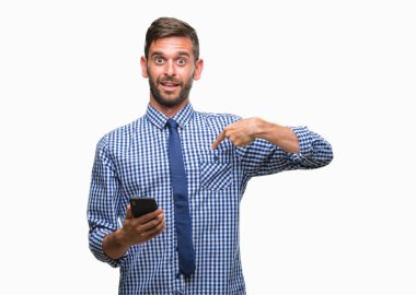 Genç atlatmışsınız adam manifatura sürpriz yüz işaret parmağı kendini izole arka plan üzerinde Smartphone kullanarak ileti gönderme