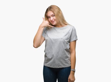 İşin gülümseyen izole arka plan üzerinde beyaz kadın telefon hareketi ile el ve parmak telefonda konuşuyor gibi. Kavramları iletişim.