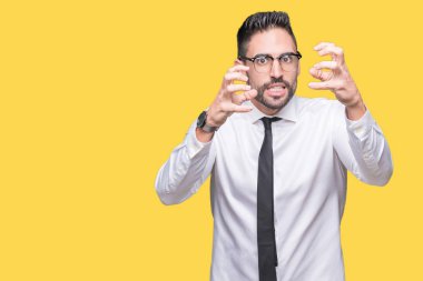 Öfke ile sinirli bağırarak izole arka plan üzerinde gözlük takan genç yakışıklı iş adamı eller boğazlamak istiyor deli bağırıyor