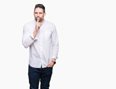 Dudaklarında parmak ile sessiz olmanı izole arka plan üzerinde genç iş adamı. Sessizlik ve gizli kavramı.