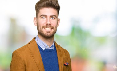 Genç yakışıklı iş adamı yüzünde mutlu ve güzel bir gülümseme ile. Şanslı kişi.