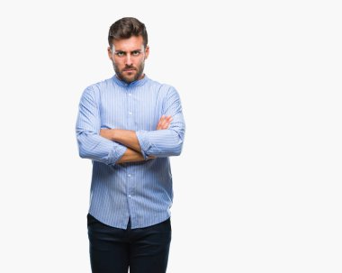 Yakışıklı delikanlı izole arka plan şüpheci ve sinir, onaylamayan ifade yüz çapraz kolları üzerinde. Negatif kişi.