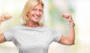 Orta yaş sarışın kadın kol kasları gururlu gülümseyen gösterilen izole arka plan yüzünden. Fitness kavramı.