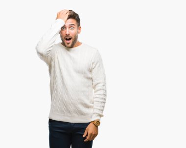 Yakışıklı delikanlı sürpriz izole arka plan üzerinde giyen kış kazak için hata, kafasına el ile hata hatırlıyorum. Unuttum, kötü bellek kavramı.