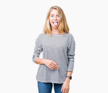 Giyen güzel genç kadın çizgili süveter dilini izole arka plan üzerinde out komik ifade ile mutlu. Duygu kavramı.