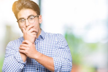 Üzerinde gözlük takan genç yakışıklı adam arka plan ağız hata için elleriyle kapsayan şok izole. Gizli kavramı.