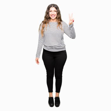 Gösterilen ve parmakları ile işaret genç güzel kadın giyiyor çizgili süveter ikincisi ise kendinden emin ve mutlu gülümseyerek.