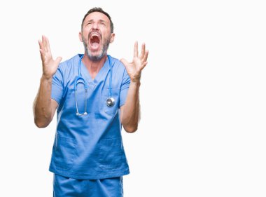 Üzerinde tıbbi üniforma giyen orta yaş ağarmış kıdemli Doktor adam arka plan deli izole ve deli bağırarak ve agresif ifade ve silah kaldırdı bağırıyor. Hayal kırıklığı kavramı.