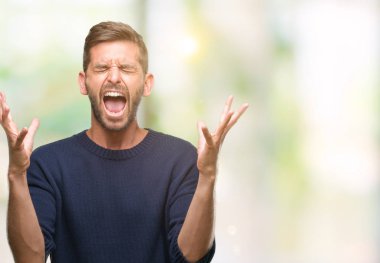 Yakışıklı delikanlı deli ve silah ile başarı için deli kutluyor izole arka plan üzerinde kış kazak giyen kaldırdı ve heyecanlı çığlık gözler kapalı. Kazanan kavramı