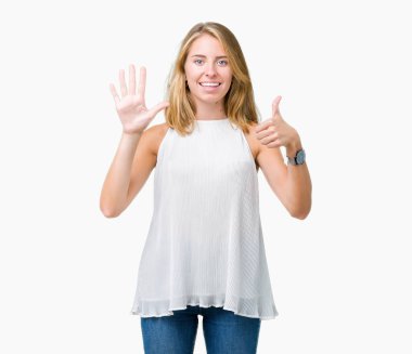 Güzel genç zarif kadın gösterilen ve parmakları ile işaret izole arka plan yüzünden kendinden emin ve mutlu gülümseyerek süre 6 numara.