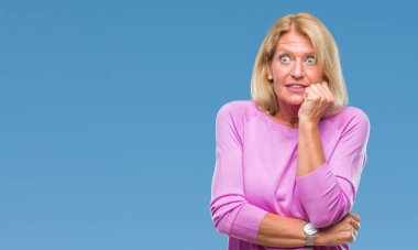 Orta yaş sarışın kadın yüzünden stresli ve gergin ile izole arka plan tırnak ısırma dudaklarından eller. Anksiyete sorunu.