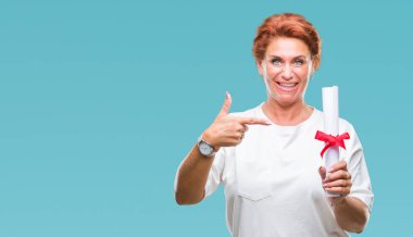 Derecesi sertifika izole arka plan üzerinde çok mutlu el ve parmak ile işaret tutan kıdemli beyaz kadın
