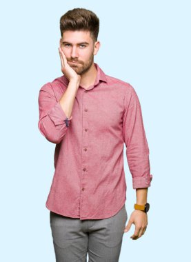 Genç yakışıklı iş rahat düşünme seyir yorgun ve sıkılmış çapraz silah depresyon sorunları ile.