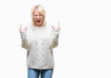 Kış kazak ve gözlük deli ifade rock simge elle yapıyor ile bağırarak izole arka plan üzerinde giyen genç güzel sarışın kadın. Müzik yıldızı. Ağır kavramı.