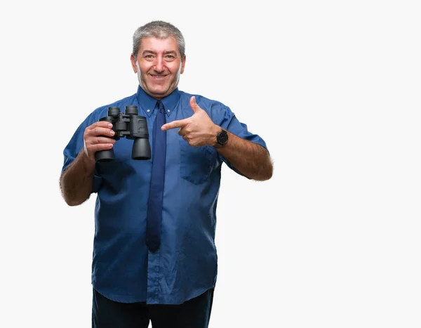 Stilig Senior Man Tittar Genom Kikaren Över Isolerade Bakgrund Mycket — Stockfoto