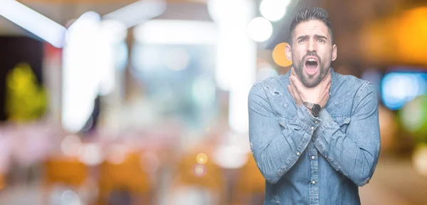 Joven Hombre Guapo Sobre Fondo Aislado Gritando Sofocándose Porque Estrangulan —  Fotos de Stock