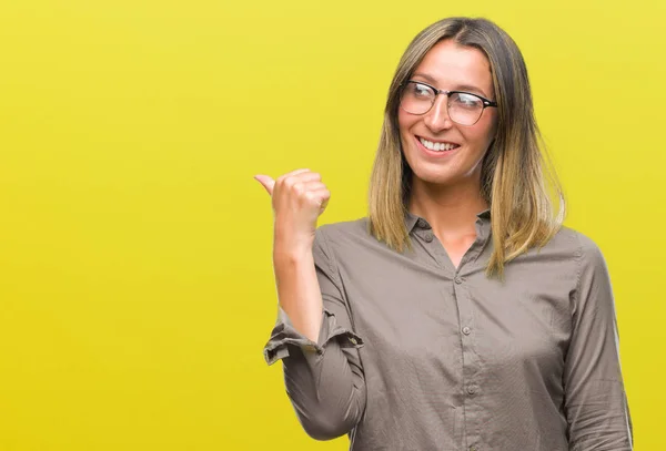 Jovem Bela Mulher Sobre Fundo Isolado Sorrindo Com Rosto Feliz — Fotografia de Stock