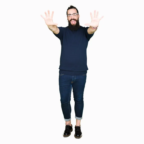 Hipster Młody Człowiek Długimi Włosami Brodą Okularach Wyświetlono Skierowaną Górę — Zdjęcie stockowe