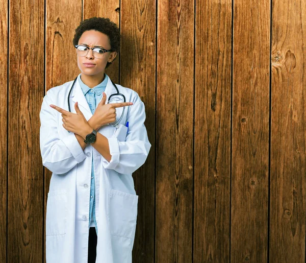 Fiatal Afro Amerikai Orvos Visel Orvosi Kabát Fölött Elszigetelt Háttér — Stock Fotó
