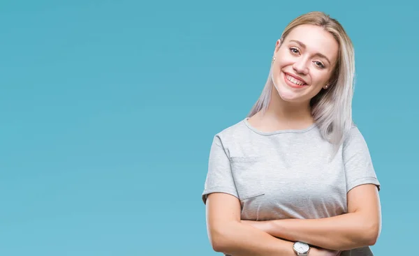 Junge Blonde Frau Über Isoliertem Hintergrund Glücklich Lächelnd Mit Verschränkten — Stockfoto