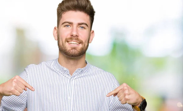 Joven Hombre Guapo Mirando Confiado Con Sonrisa Cara Señalándose Con —  Fotos de Stock