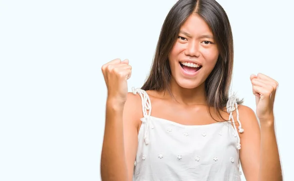 年轻的亚洲妇女在孤立的背景下非常高兴和兴奋做赢家手势与手臂举起 微笑和尖叫的成功 庆祝概念 — 图库照片