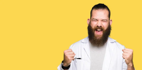 Jovem Cientista Loiro Vestindo Casaco Branco Muito Feliz Animado Fazendo — Fotografia de Stock