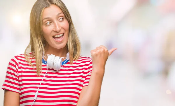 Ung Vacker Kvinna Lyssnar Musik Bär Hörlurar Över Isolerade Bakgrund — Stockfoto