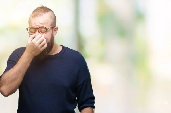 Giovane Uomo Hipster Caucasico Indossa Occhiali Sole Sfondo Isolato Stanco — Foto Stock