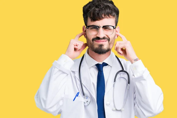 Mladý Doktor Muž Nemocnici Kabát Přes Izolované Pozadí Pokrývající Uši — Stock fotografie