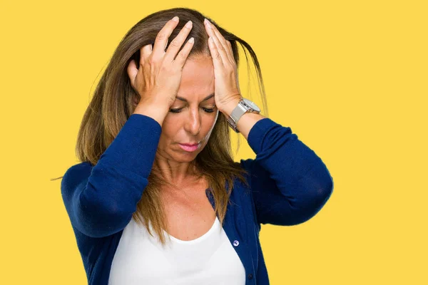 美丽的中年休闲成年妇女在孤立的背景遭受头痛绝望和压力 因为疼痛和偏头痛 双手放在头上 — 图库照片
