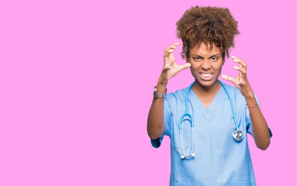Mladý Americký Lékař Ženu Izolované Pozadí Křičí Frustrovaný Vztekem Ruce — Stock fotografie
