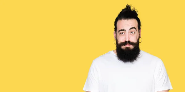 Homem Jovem Hipster Com Cabelos Longos Barba Vestindo Casual Branco — Fotografia de Stock